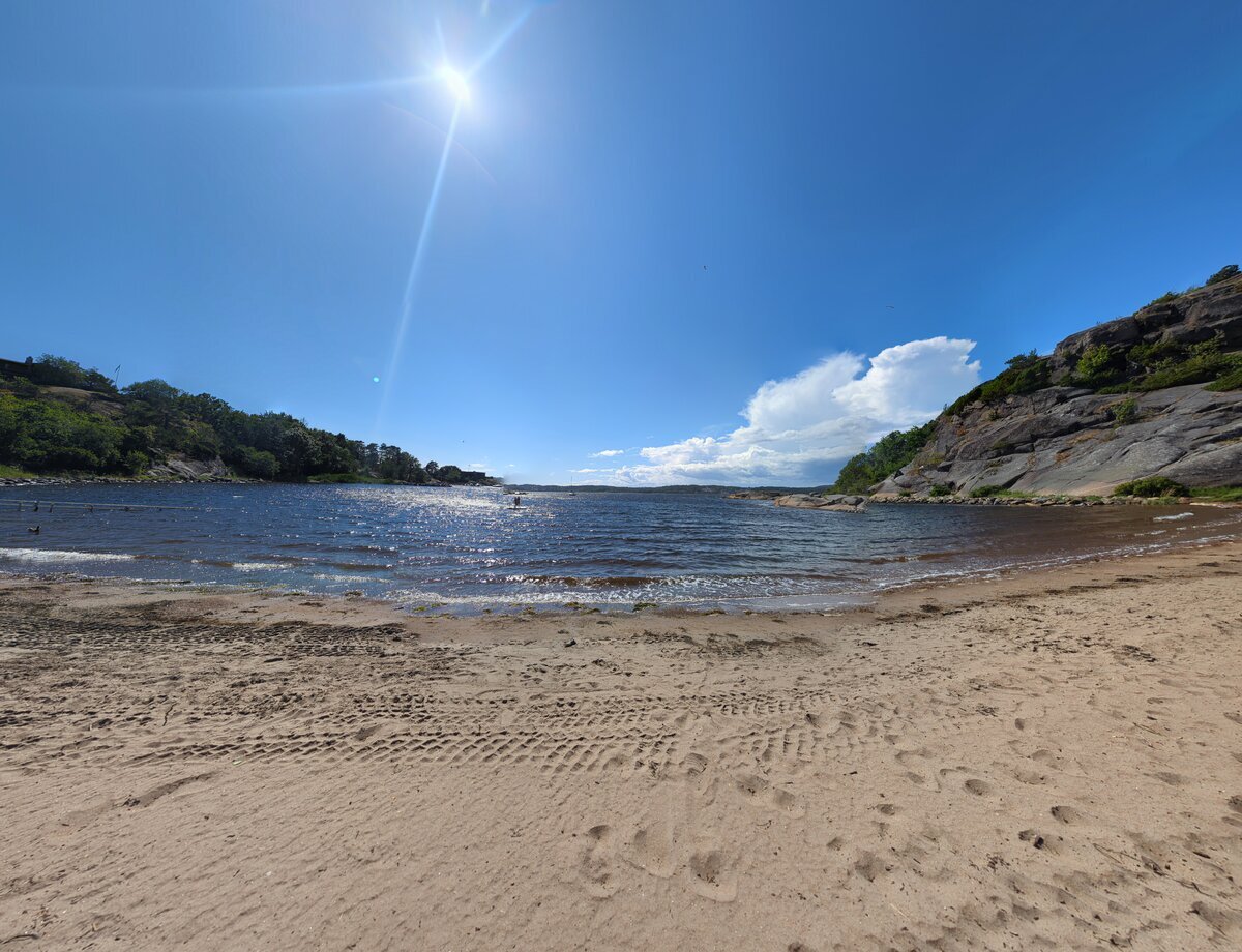 Rekkeviksbukta badeplass med sandstrand og gresslette
